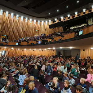 Besuch der kleinen Hexe in der Komischen Oper - Schillertheater-.--,jpg