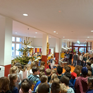 Adventlicher Flurgesang der 4b am adevntlichen Montagmorgen
