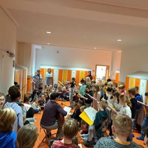 Adventlicher Flurgesang der 4b am Montagmorgen