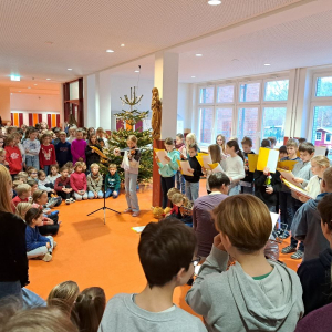 Adventlicher Flurgesang der 4b am Weihnachtsbaum in der Eingangshalle