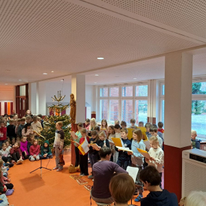 Adventlicher Flurgesang der 4b in der Eingangshalle