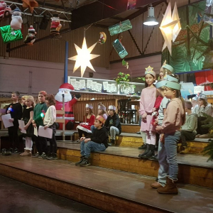 Baumfest der Filiale in den Räumlichkeiten des Hortes