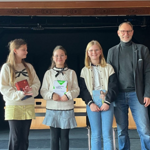 Schulleiter Herr Pritsch und die stolzen Siegerinnen