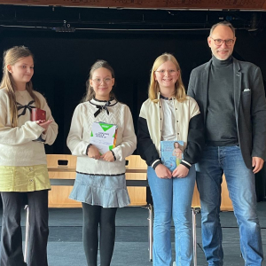 Stolze Siegerinnen und der Schulleiter Herr Pritsch