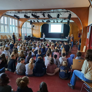 Adventliches Singen in der Aula