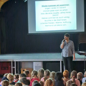 Frau Halle moderiert