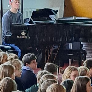 Herr Seilkopf beim adventlichen Singen