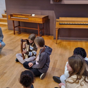 Ausprobieren der kleinen Harfe