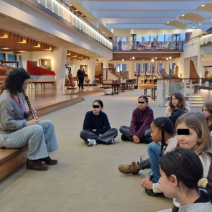 Tönen aufmerksam lauschen