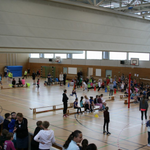 Große Halle - Fußball, Staffellauf, Ball über die Schnur
