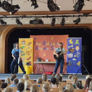 Ridiculous Rhyme Show begeistert in der Aula