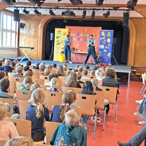 Ridiculous Rhyme Show in der Aula