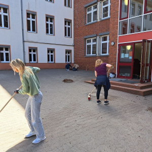 Fegearbeiten auf dem Pausenhof