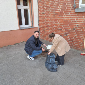 Reinigung des Pausenhofes im Teamwork