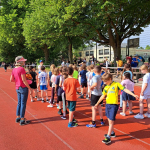 3. Klassen auf dem Sportplatz