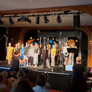 Musicalaufführung Das Leben im All